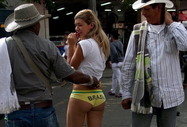 Britney -- Insanity on the Streets Britney -- Insanity on the Streets