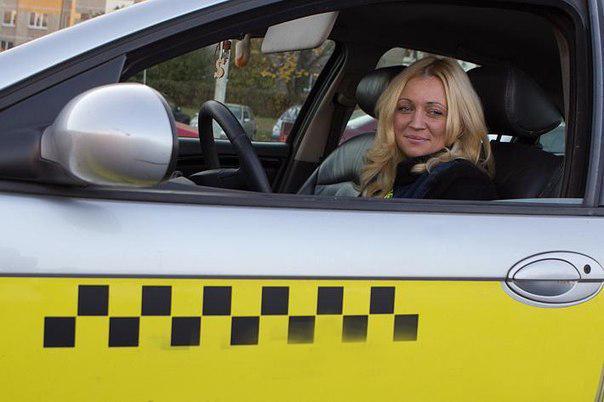 Жена расплачивается с таксистом за проезд