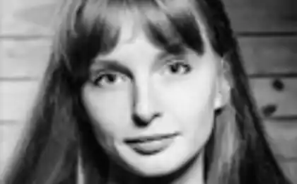 She turned the roll of Wallpaper into a work of art!