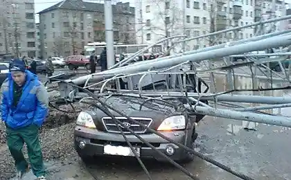 В Великом Новгороде упал кран