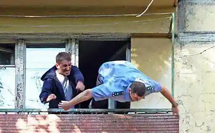 Выбрасываем мусор с балкона