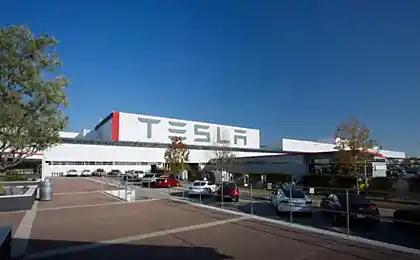 Роботи на заводі Tesla Motors
