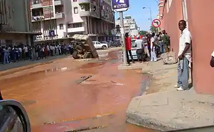 Типичная ситуация в Анголе (2 фото)