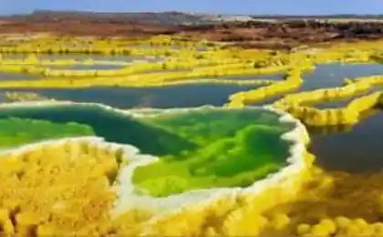 Dallol є вулканічним crater в Danakili Fault, північний схід від Erta Al Range в Ефіопії.