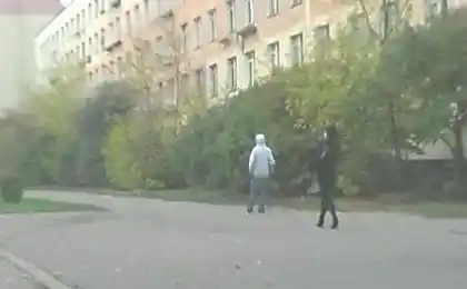对女孩在光天化日之下攻击（13张）