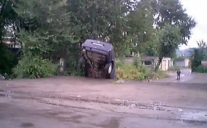 В Днепропетровске водитель не заметил окончания дороги