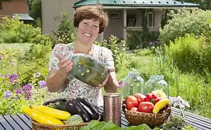 Зачем гуцулки засыпают муку в банки с солеными огурцами