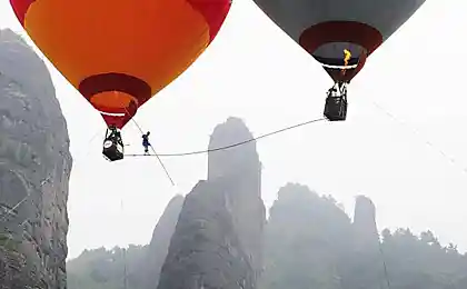 Канатаходец между двух шаров  (3 фотографии)