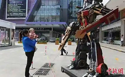 Chinese Fans created Transformers robots from junk