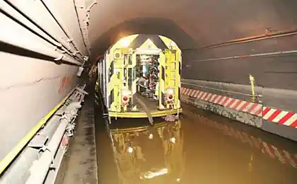 По затопленному нью-йоркскому метро