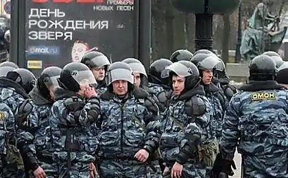 Працівники закону ховаються (12 фото)