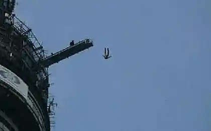 Base Jump в Торонто с ТВ вышки