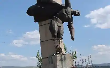 В Крыму расчленили памятник советским воинам