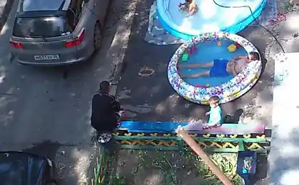 Возле подъезда