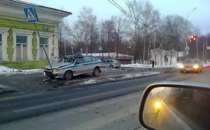 Полиция "поцеловала" знак