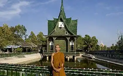 Буддийский храм из бутылок (22 фотографии)