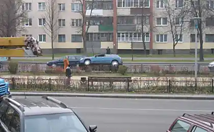 Парковані на паркані.