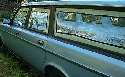 Людина зробив старий акваріум Volvo