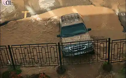 Після заплаву в Москві автомобіль витягнув