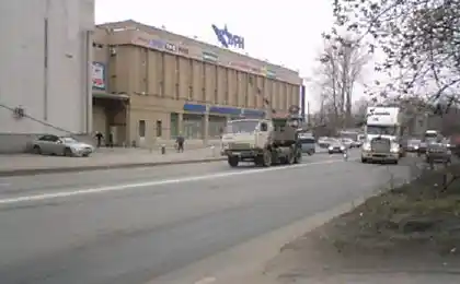 KAMAZ is carried by the trailer