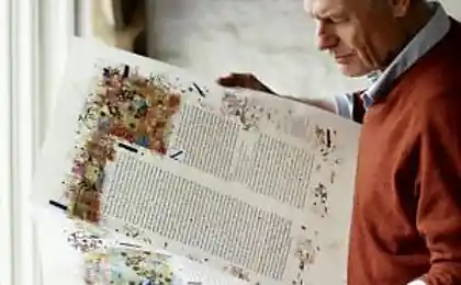 El calígrafo de fama mundial de 13 años copiando manualmente la Biblia