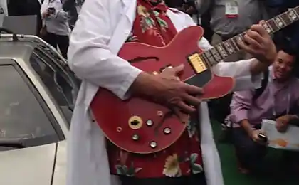 Крістофер Ллойд гра Gibson Martina McFlay.