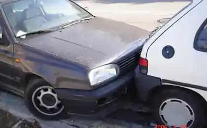 За рулем блондинка?