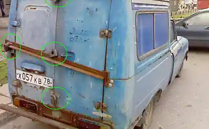 Он там золотые слитки хранит?