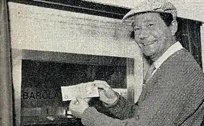 Перший банкомат з'явився в 1967 році в Barclays.