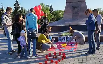 Активисты ЛГБТ положили презервативы к вечному огню