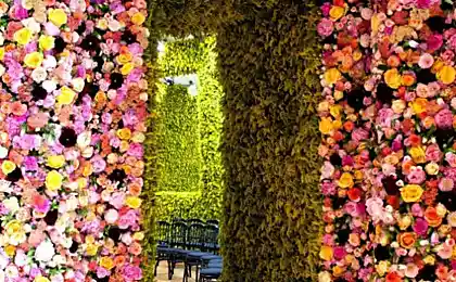 Dior's Show-Stopping Set of a Million Flowers