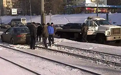Зустріч Honda та трамвай (4 фото)