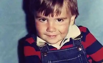 The boy turned his body into the picture