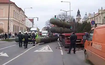 В Венгрии при перевозке попадали боеголовки (8 фото)