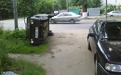 Вечером дедуля припарковался на пешеходной дорожке