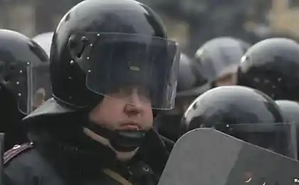Украинский боец Беркута (2 фотографии)