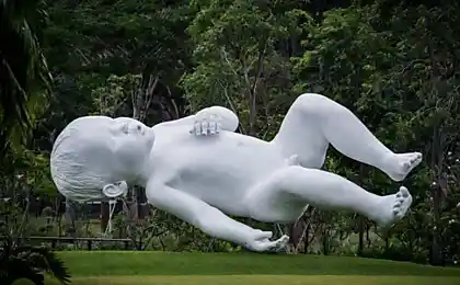 La instalación de "Planet" – el gigante de niño en singapur