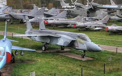 Як-141 - літак з вертикальним зльотом (9 фото + відео)