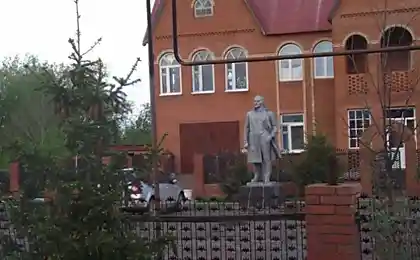 И Ленин такой молодой...