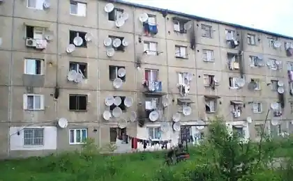 В этом доме очень любят смотреть телевизор.....))))