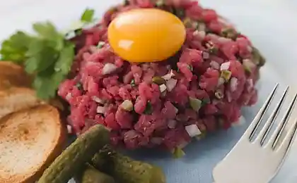 Стейк тартар был придуман монголами, которые клали мясо под седло, чтобы размягчить