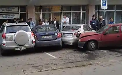 Паркуются гонщики (2 фото)