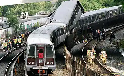 Столкновение поездов метро в Вашингтоне (28 фото)