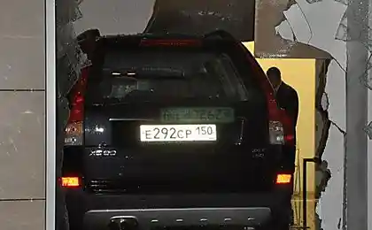 Припарковался прямо в квартире