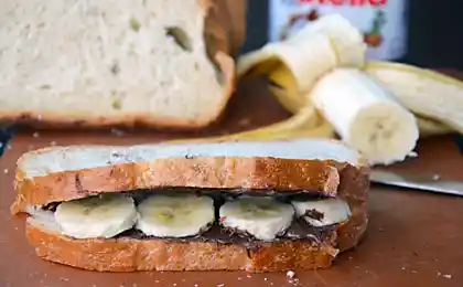 Французький тост з бананом і Nutella. Якщо ви змінюєте свій раціон, то це!