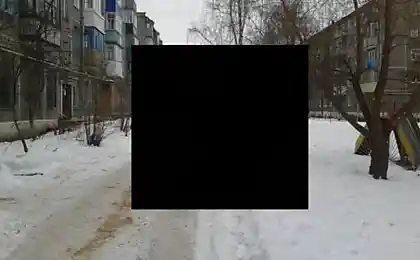 Он мешал людям проехать (3 фотографии)