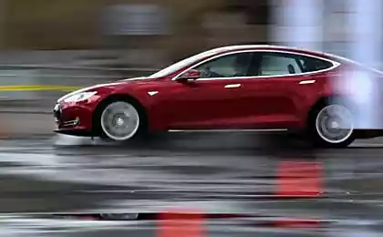 Владелец Tesla Model S утверждает, что автопилот его электромобиля спас пешехода от смерти