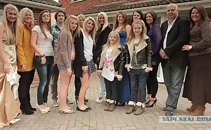 У парня 12 сестер