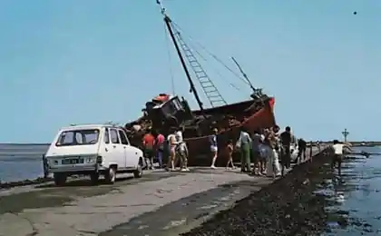 Дорога по дну залива Бурньёф