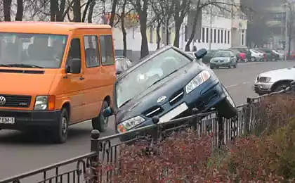 Запарковался на заборе (4 фото)